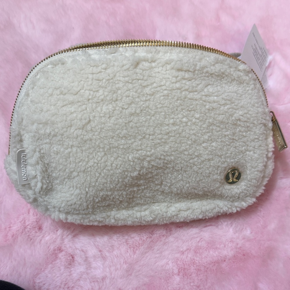 NWT Lululemon Everywhere belt bag Fleece